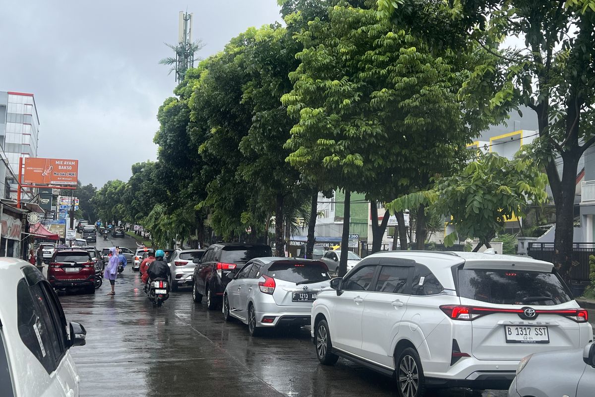Macet di Jalan Achmad Adnawijaya Bogor akibat tempat makan tak memiliki lahan parkir, Jumat (19/1/2024).