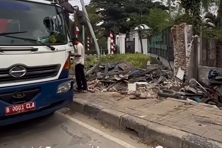 Diduga Hilang Kendali, Truk Tabrak Bengkel di Jatiuwung Tangerang