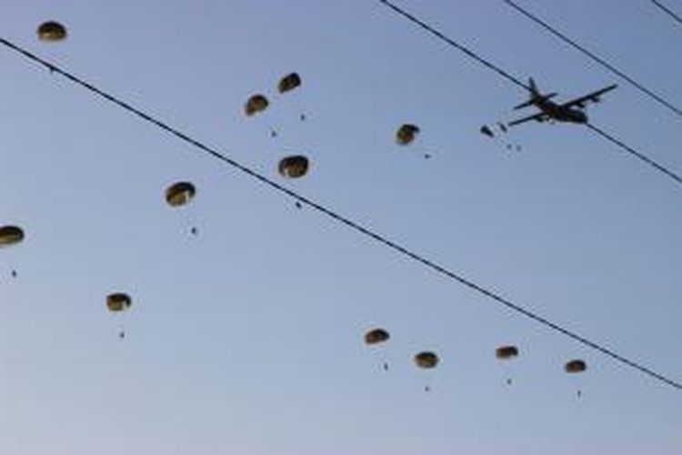 Pasukan terjun payung diturunkan lewat pesawat Hercules dalam latihan gabungan di Poso, Sulawesi Tengah, Selasa (31/3/2015).