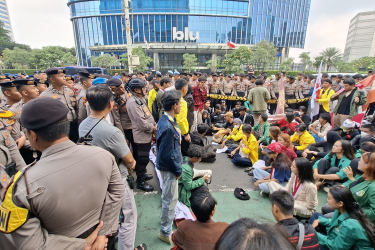 Diadang ke Bundaran HI, Massa Mahasiswa Gelar Orasi di Tengah Kepungan Barikade Polisi