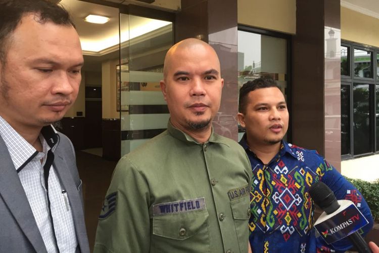Ahmad Dhani menjalani pemeriksaan sebagai saksi atas kasus ujaran kebencian terhadap pendukung Basuki Tjahaja Purnama atau Ahok, di Mapolres Jakarta Selatan, Selasa (10/10/2017).