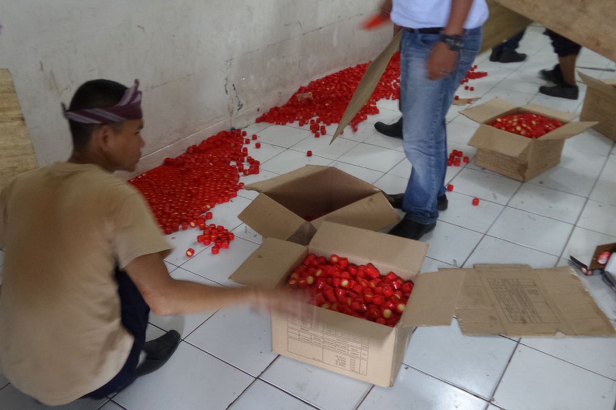 Direktorat Tindak Pidana Narkoba Bareskrim Polri menggerebek sebuah rumah yang dipakai untuk memproduksi salep kulit palsu di perumahan Taman Surya II, Pegadungan, Kalideres, Jakarta Barat, Kamis (6/4/2017) siang. Kandungan salep kulit diduga membahayakan kesehatan penggunanya.