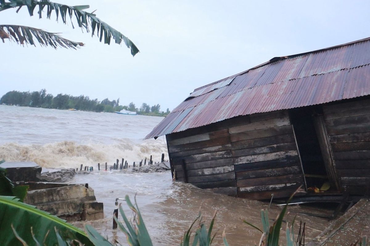 Banjir rob dan gelombang tinggi menerjang pesisir pantai Kabupaten Seram Bagian Timur, Maluku, Selasa (22/2/2022). Akibat musibah itu puluhan rumah warga mengalami kerusakan
