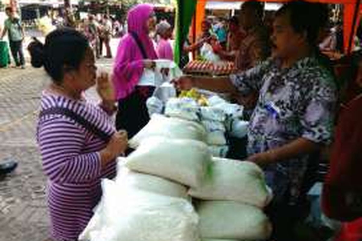 Warga berbelanja kebutuhan bahan pokok dan daging di operasi pasar di Pasar Induk Kramatjati, Jakarta Timur. Jumat (24/6/2016)