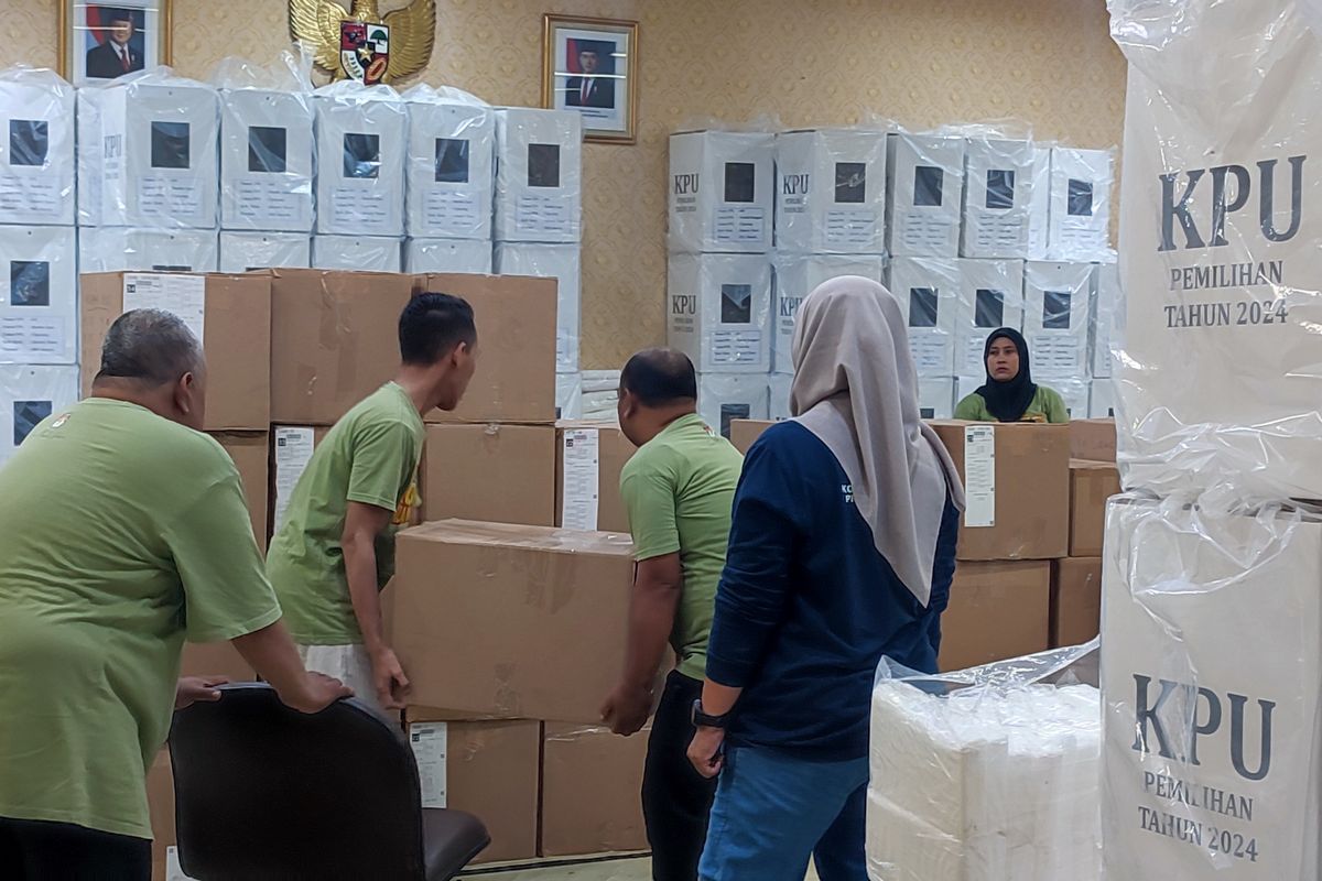 KPU Jaktim Mulai Distribusikan Surat Suara dari Gudang Induk ke Kecamatan