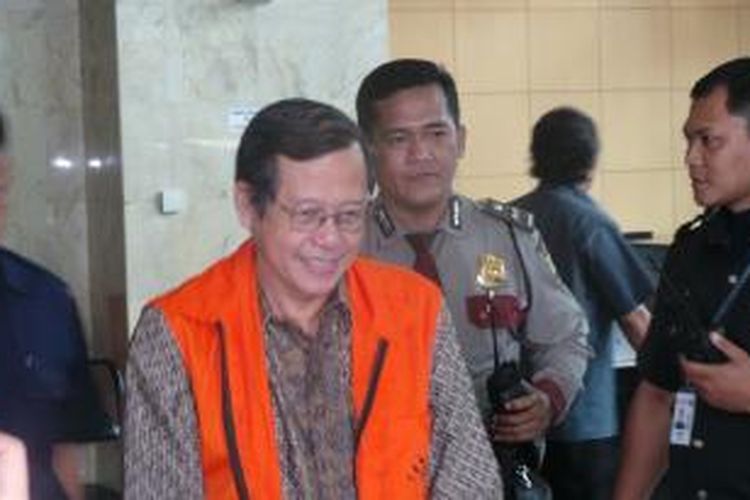 Mantan Sekretaris Jenderal Kementerian Luar Negeri Sudjadnan Parnohardiningrat di Gedung Komisi Pemberantasan Korupsi (KPK), Jakarta, Senin (10/2/2014).