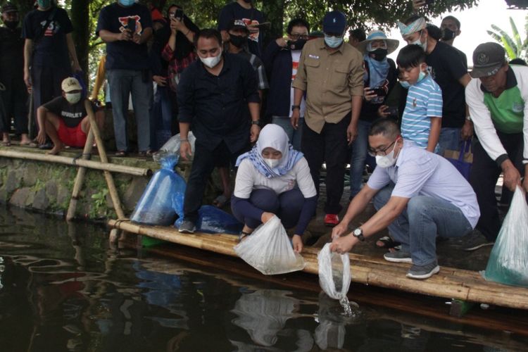 Kementerian Kelautan dan Perikanan (Kementerian KP) bekerja sama dengan Alumni Angkatan 33 Institut Pertanian Bogor (IPB) TAN96UH melakukan kegiatan restocking di Situ Gede, Bogor, Jawa Barat (Jabar), Minggu (26/12/2021).