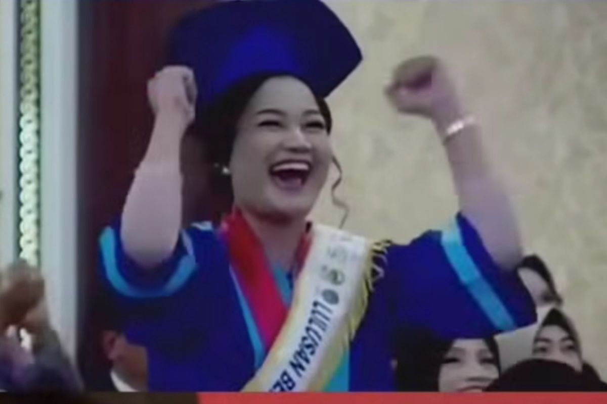 Laura Amanda Sari Sitindaon gembira setelah Rektor UMSU, Prof Agussani menyampaikan pantun balasan yang memenuhi permintaannya mendapatkan beasiswa S2.