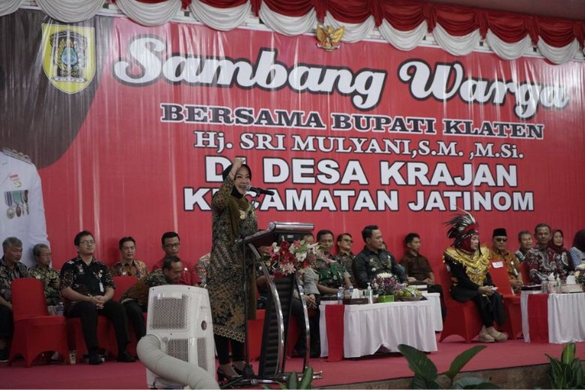 Bupati Klaten Sri Mulyani menghadiri kegiatan Sambang Warga di Gedung Serbaguna Candra Kirana.