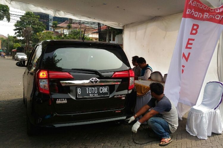 Suku Dinas Lingkungan Hidup Jakarta Pusat menggelar uji emisi gratis kendaraan bermotor di Kawasan Tugu Proklamasi, Menteng, Jakarta Pusat, Selasa (16/5/2017).