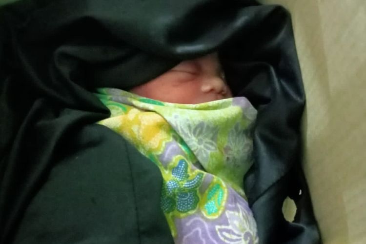 Bayi perempuan mungil ditinggalkan orang tuanya di dalam masjid Al Ikhlas Sei Limau, Pulau Sebatik, Nunukan, Kaltara