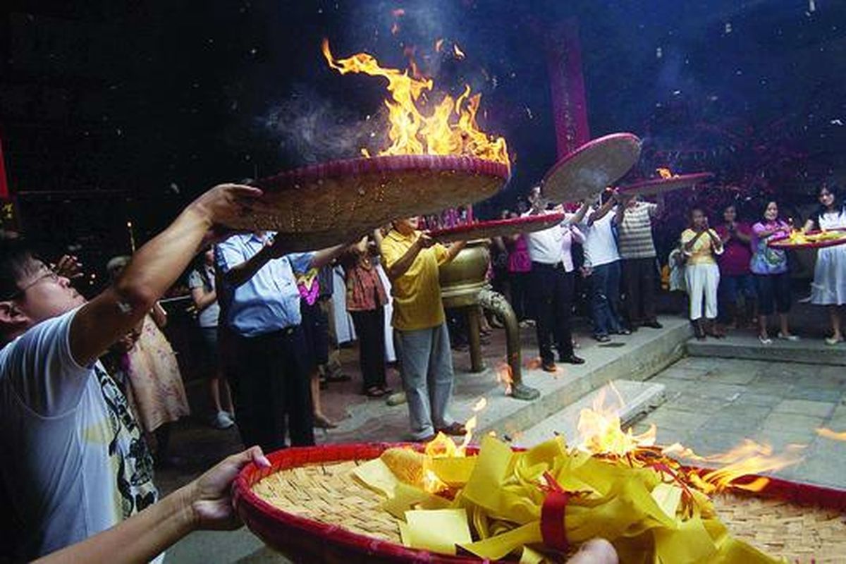 Menjelang Imlek 2562, umat mengikuti ritual Sang Sin di Klenteng Tay Kak Sie, Kota Semarang, Jawa Tengah, Kamis (27/1). Ritual yang diselenggarakan setiap tanggal 24 bulan 12 menurut penanggalan Imlek tersebut guna mengantarkan dewa menghadap Tuhan Yang Maha Esa untuk melaporkan peristiwa di dunia selama setahun. Rangkaian selanjutnya adalah bersih-bersih patung dewa.
