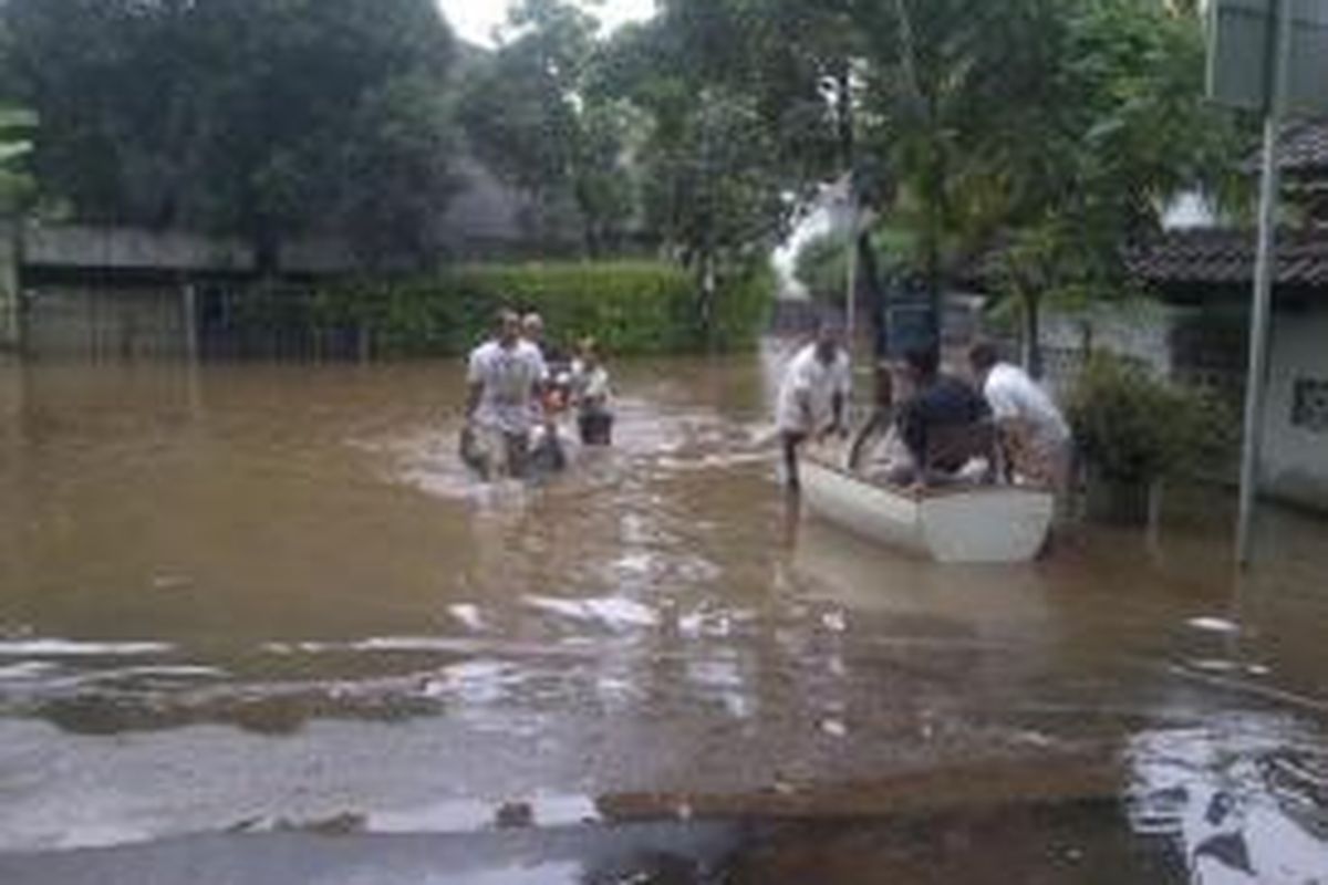 Ratusan rumah terendam banjir di Komplek Bank, Kecamatan Pela Mampang, Kebayoran Baru, Rabu (29/1/2014). 
