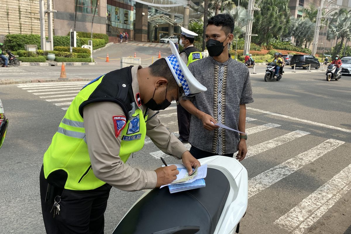 Pelaksanaan tilang uji emisi di Mal Taman Anggrek Jakarta