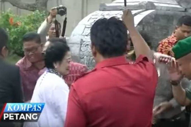 Ketua Umum PDI Perjuangan Megawati Soekarnoputri berziarah ke makam ayahnya, Soekarno, di Blitar Jawa Timur, Senin (24/4/2017). 