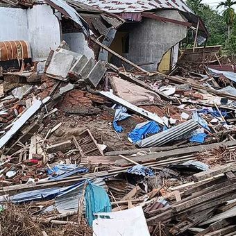 Rumah hancur akibat banjir di Desa Bungkah, Kecamatan Muara Batu, Kabupaten Aceh Utara, Rabu (17/12/2025)