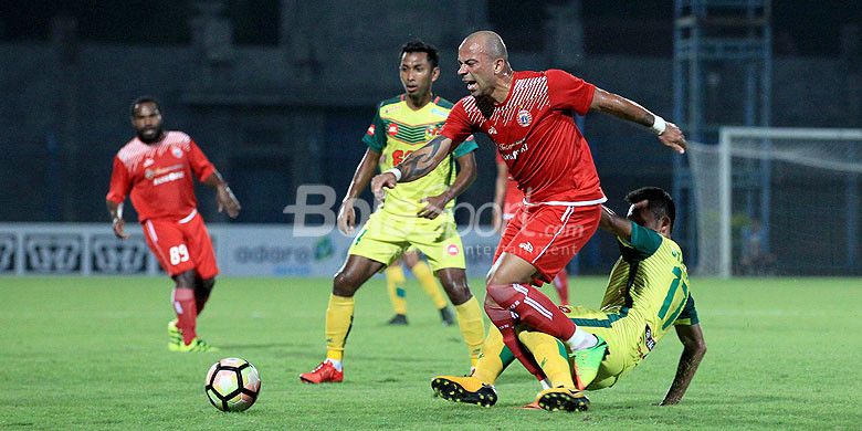 Penyerang Persija Jakarta, Ivan Carlos, ditekel pemain Kedah FA saat kedua tim bentrok dalam laga hari kedua Suramadu Super Cup 2018 di Stadion Gelora Bangkalan, Jawa Timur, Selasa (09/01/2018) malam.