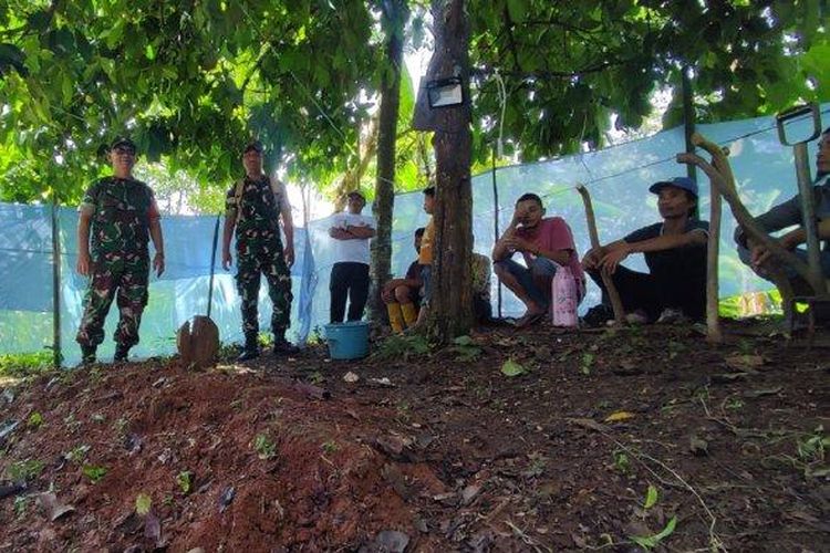 Warga tengah bersiap melakukan ekshumasi makam Siti Fatimah (31) yang berlokasi di Desa Tanjungjaya, Kecamatan Pakenjeng, Kabupaten Garut, Jawa Barat. Selasa (24/1/2023). 