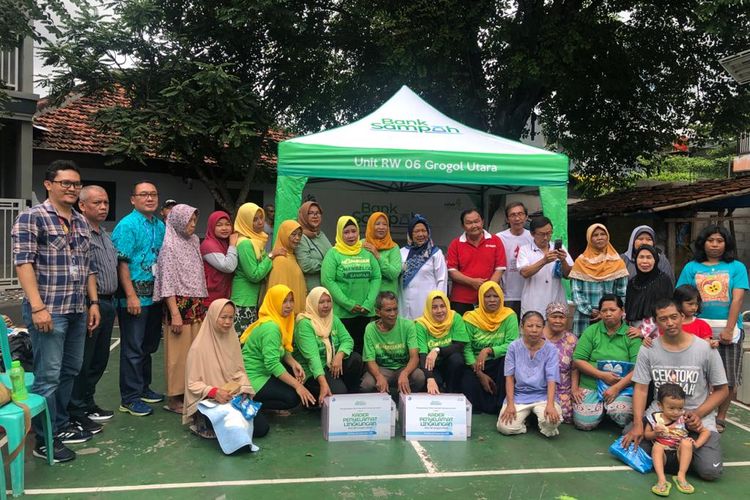 Salah satu kegiatan Bank Sampah Kampung Koran yang diinisiasi Kompas Gramedia (KG). Bank Sampah Kampung Koran mencatat telah mereduksi sampah hingga 35 ton. Jumlah tersebut didapat dari kontribusi nasabah tiga unit Bank Sampah yang diinisiasi KG di wilayah RW 02 Kelurahan Gelora (Jakarta Pusat), serta RW 06 dan RW 14 Kelurahan Grogol Utara (Jakarta Selatan). DOK KOMPAS GRAMEDIA CSR