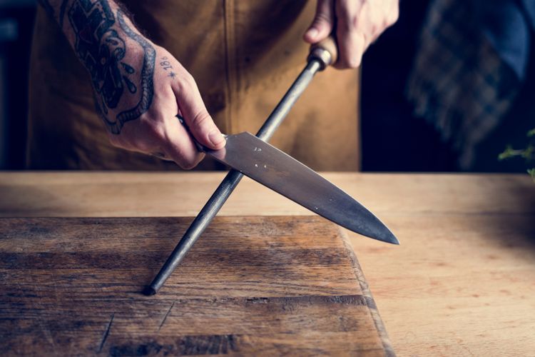 Ilustrasi sharpening steel untuk mengasah pisau. 
