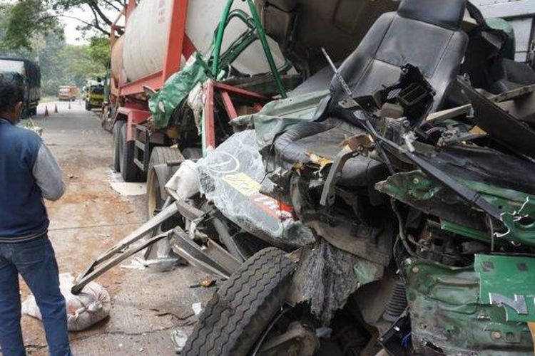 Beginilah penampakan truk tronton pengangkut amoniak yang terlibat kecelakaan beruntun di jalan lingkar Alas Roban Batang, Jawa Tengah, Kamis (16/3/2023). Kecelakaan ini melibatkan truk trailer dan tronton.