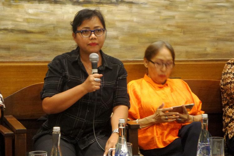 Peneliti dari Pusat Studi Hukum dan Kebijakan Bivitri Susanti  dalam sebuah diskusi bertajuk Menyelamatkan DPD Sebagai Lembaga Representasi Daerah, di kawasan Cikini, Jakarta Pusat, Jumat (28/4/2017). 