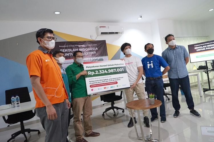 Acara serah-terima hasil donasi yang dihimpun youtuber Atta Halilintar melalui KitaBisa bersama HatiBaik dan dilakukan secara simbolis di kantor KitaBisa HQ, Jakarta Selatan, Sabtu (29/5/2021).