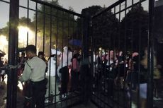 Pulang dari Konser Blackpink, Penonton Tertahan di Gate 6 GBK Sambil Diguyur Hujan