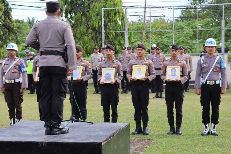 Kapolres Seram bagian Barat, Maluku AKBP Dennie Andreas memimpin upacara pemberhentian dengan tidak hormat (PTDH) lima anggotanya di lapangan Polres setempat, Senin (24/10/2022)