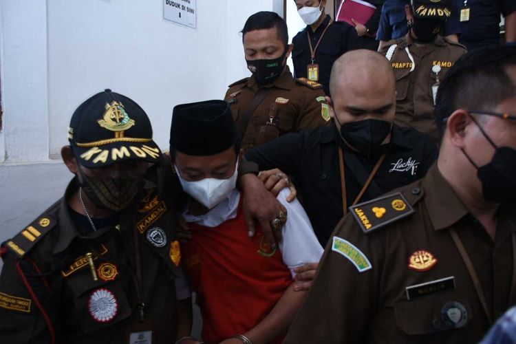 Herry Wirawan, terdakwa pemerkosa 13 santriwati menghadiri persidangan di Pengadilan Negeri Bandung, Jawa Barat.