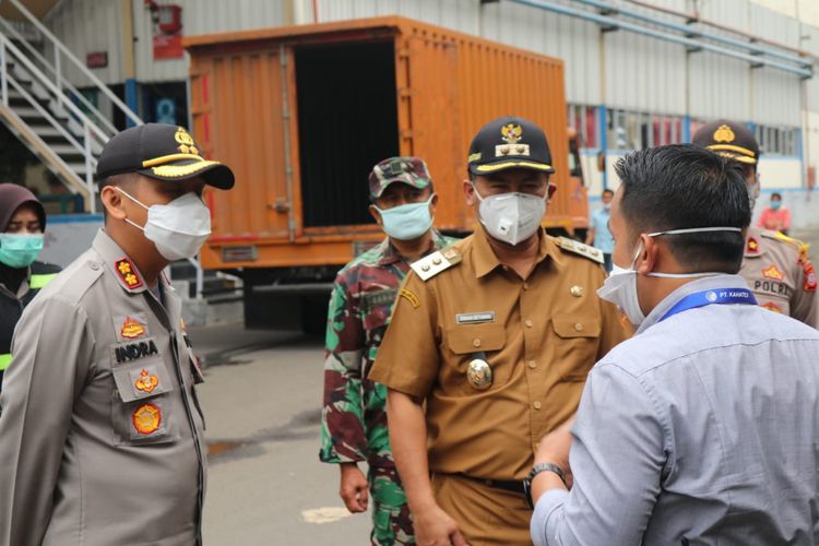 Wakil Bupati Sumedang H Erwan saat berkunjung ke pabrik Kahatex di Jalan Raya Bandung-Garut, Senin (6/4/2020). 