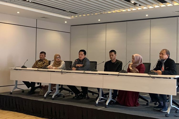 Ketua Umum PSSI, Erick Thohir, bersama dengan mantan kiper timnas Indonesia, Kurnia Meiga dan sang istri, Azhiera Adzka Fathir, saat sesi konferensi pers di Menara Danareksa, Jakarta Pusat, pada Rabu (5/7/2023). Dalam kesempatan itu, Erick Thohir menyampaikan bahwa dirinya memberikan bantuan kepada Kurnia Meiga.