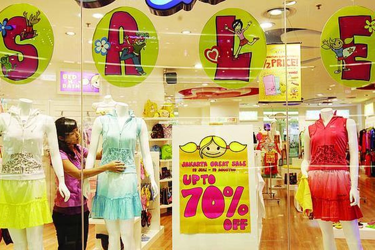 Pramuniaga menata busana yang dikenakan pada patung maneken di salah satu gerai busana di Senayan City, Jakarta, Selasa (21/7). Pascateror bom di Mega Kuningan, Jakarta, tingkat penjualan sebagian gerai melemah meskipun potongan harga telah diberikan. 