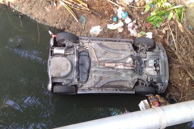 Satu unit mobil mobil honda brio BL-1594-FA yang dikemudikan Imran (28) asal Desa Telurahan, Kecamatan Medan Denai, Kota Medan , terjun bebas ke sungai Alue Raya, Desa Masjid Peuntut, Kecamatan Blang Mangat, Kota Lhokseumawe, Senin (22/2/2021) dini hari.