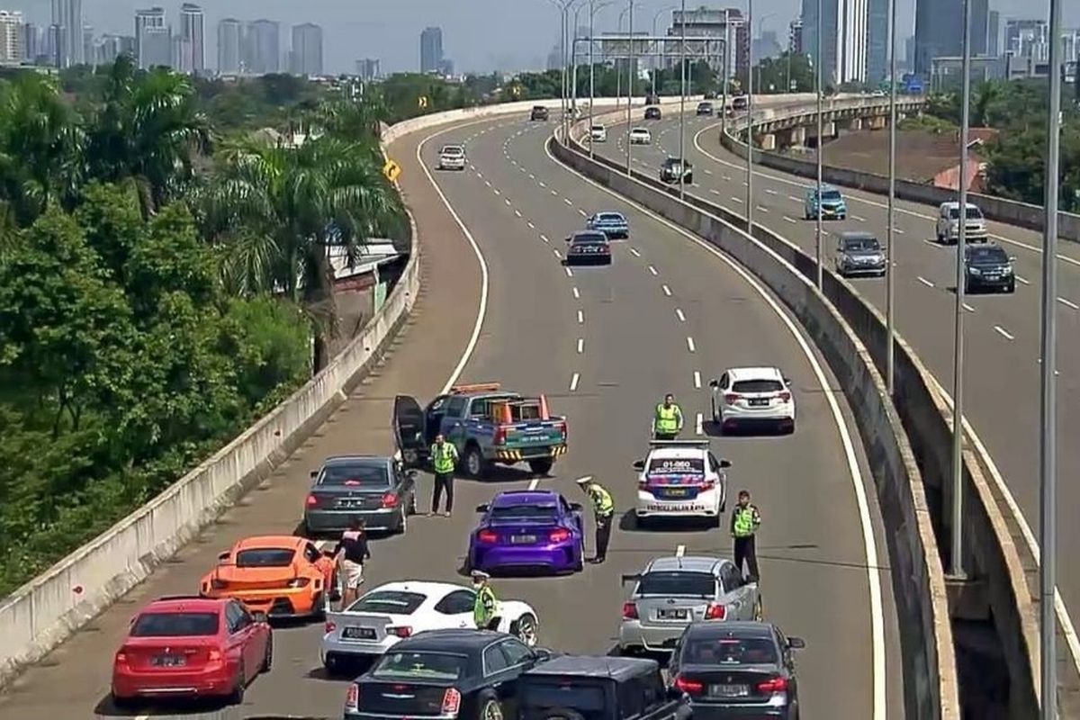 Mobil-mobil mewah sengaja berhenti di Tol KM 02.400 Andara (Jalan Tol Depok-Antasari), Minggu (23/1/2022), sekitar pukul 10.45 WIB.