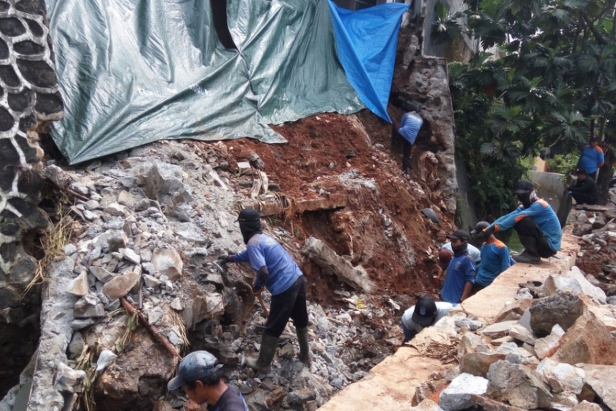 Perbaikan terhadap turap aliran Kali Cijantung di Kelurahan Abadijaya, Sukmajaya, Depok, Rabu (4/10/2017).