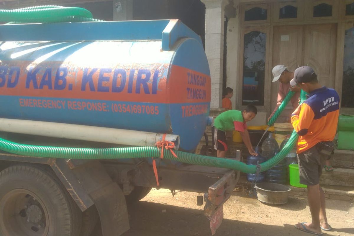 Pendistribusian air bersih di Dusun Tumpak Nongko, Desa Ponggok, Kecamatan Mojo, Kediri, Jawa Timur,  Senin (29/7/2024).