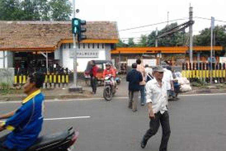 Judul: lampu jalan

Lampu lalu lintas penyeberangan otomatis di depan Stasiun Palmerah, Jakarta. Lampu ini dilengkapi tombol untuk memberikan tanda bagi penyeberang jalan.