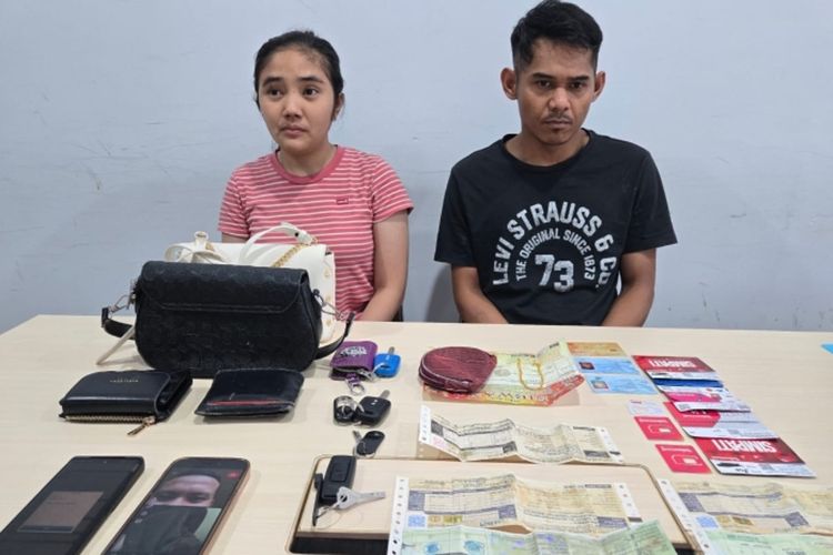 Kedua pelaku pemerasan dan pengancaman saat diamankan Ditreskrimsus Polda Riau, Jumat (10/10/2025).