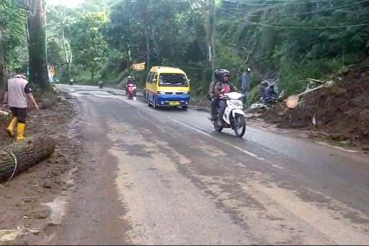 Jalan Kolonel Masturi, Kecamatan Parongpong, Kabupaten Bandung Barat (KBB), Jawa Barat akhirnya bisa dilintasi kendaraan kembali usai tertutup material longsor, Rabu (7/2/2024).