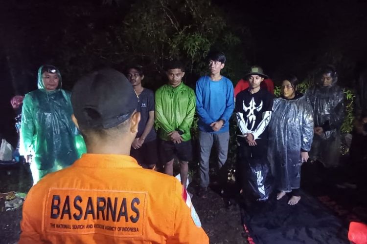 Tim SAR Evakuasi 13 Pendaki di Gunung Simalopu Maluku, 3 Orang Alami Hipotermia dan Cidera