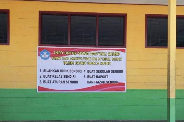 Kepala SDN 2 Kubu, Kutawaringin, memajang spanduk dengan pesan unik setelah sekolahnya dilempari kotoran manusia.