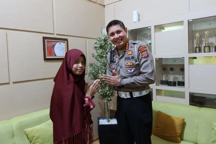 Yubita Hida Aprilia bersama Kombespol Alfian Nurrizal S.H.,SIK., M.Hum., di Kantor Humas dan Protokol UGM, Kamis (24/8/2023).