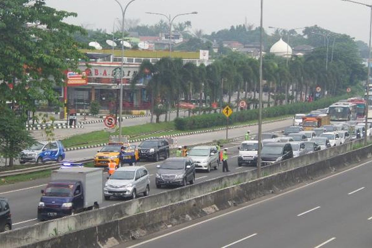 Tol Serpong menuju Bintaro dan Jakarta dibuka setelah ada JPO ambrol, Senin (16/5/2016) sekitar pukul 07.30.
