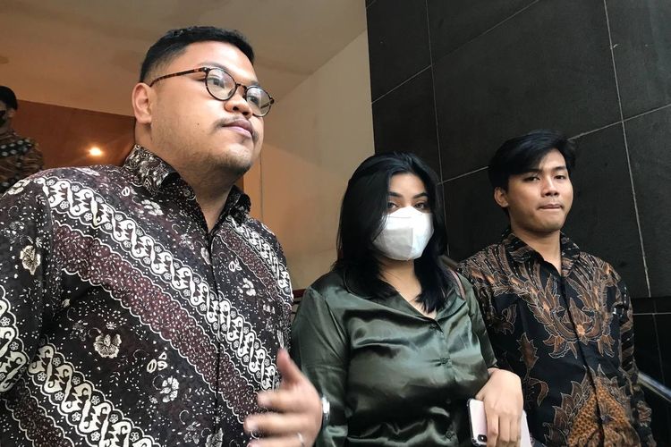 Dea Onlyfans didampingi kuasa hukumnya, Syarifuddin Abdillah (kiri) dan Herlambang Ponco (kanan) usai menjalani pemeriksaan di Polda Metro Jaya, Senin (4/4/2022). 