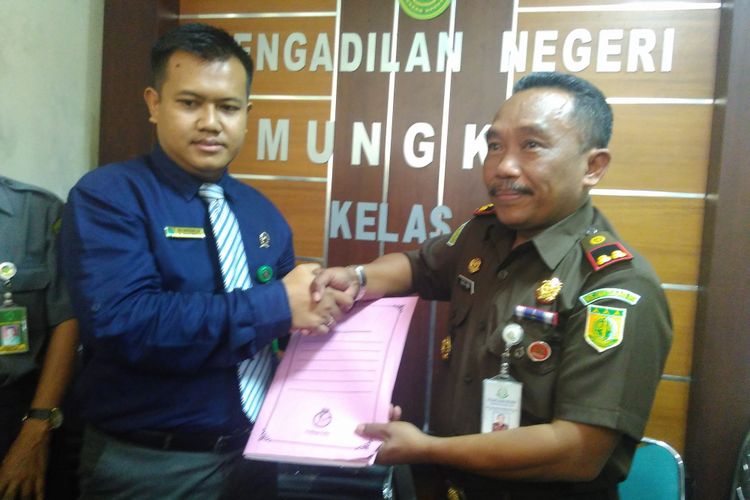 Kepala Kejaksaan Negeri Magelang Eko Hening Wardono (kanan) menyerahkan berkas perkara pembunuhan SMA Taruna Taruna Nusantara kepada Pengadilan Negeri Mungkid Magelang, Rabu (19/4/2017).