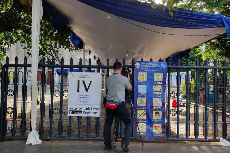 Pintu masuk IV yang akan menjadi akses keluar masuk jemaah ke Gereja Katedral ditutup, Jumat (2/4/2021).