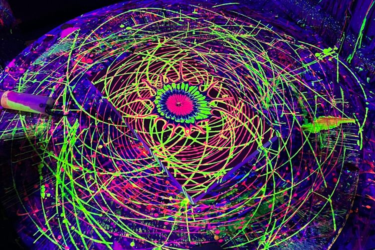 lukisan abstrak yang dilakukan dengan motion splash