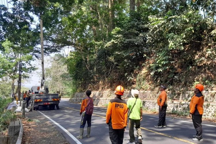 Jalan Gumitir Jember Retak Sepanjang 30 Meter, Pengendara Diminta Berhati-hati