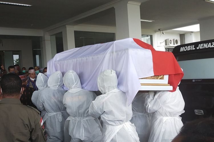 Jenazah Wakil Bupati Manggarai Timur tiba di Halaman Kantor Bupati di Lehong, Kamis, (31/3/2022). (KOMPAS.com/MARKUS MAKUR)